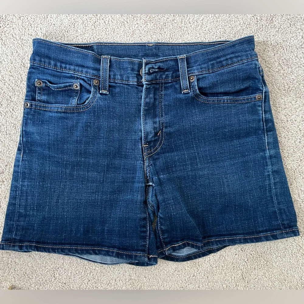 Levi’s Women’s Classic Medium Wash High Waist Denim Jean Shorts Jorts Size 27